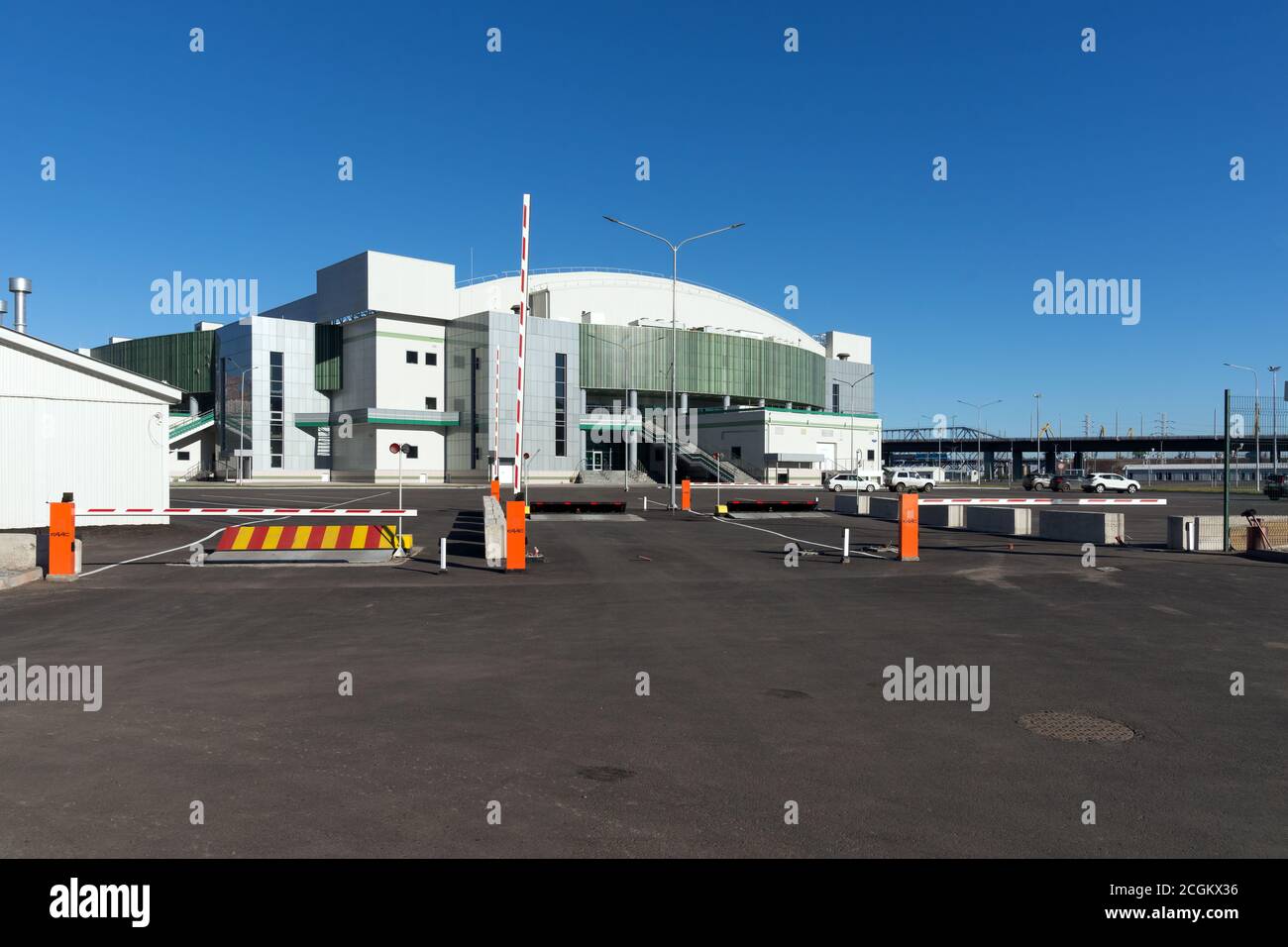 Eintritt für Fahrzeuge zum Sportzentrum der Platinum Ice Arena der Stadt Krasnoyarsk, gebaut für die Winter Universiade 2019. Stockfoto
