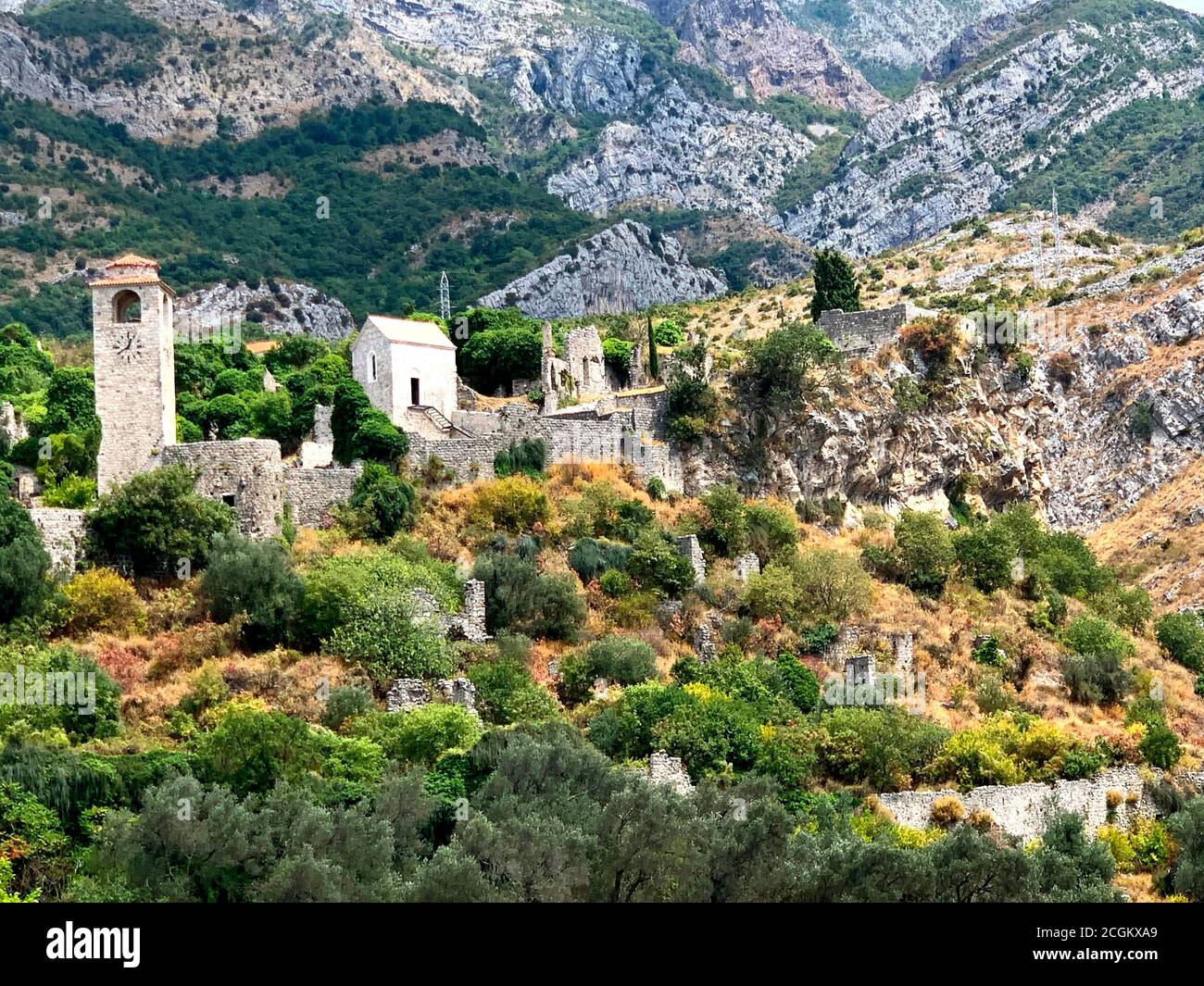 Blick auf die Altstadt Bar, Montenegro. Historische Landschaft. Mittelalterliche Mauern, osmanischer Uhrenturm, antike Ruinen in Stari Grad Bar. Berg Rumija. Stockfoto