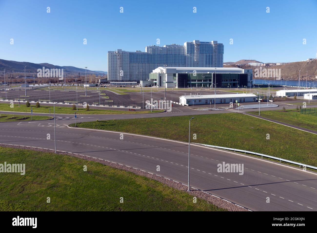 Sportzentrum der Platinum Ice Arena in der Nachbarschaft ruhige Morgengrauen der Stadt Krasnojarsk, für die Winter-Universiade 2019 gebaut. Stockfoto