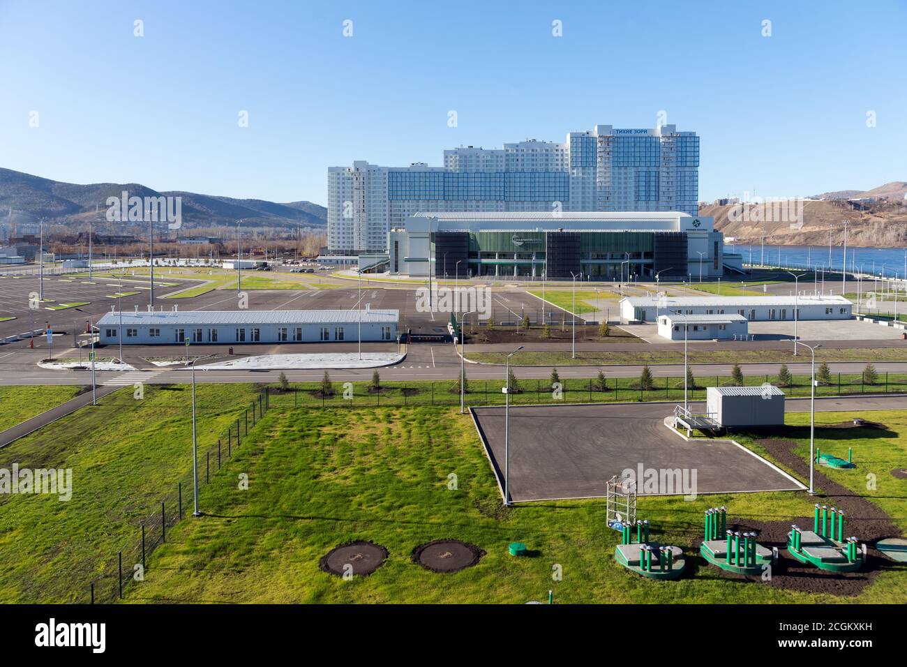 Blick auf das Sportzentrum der Platinum Ice Arena in Die Nachbarschaft dämmert ruhig von Krasnojarsk Stadt Stockfoto