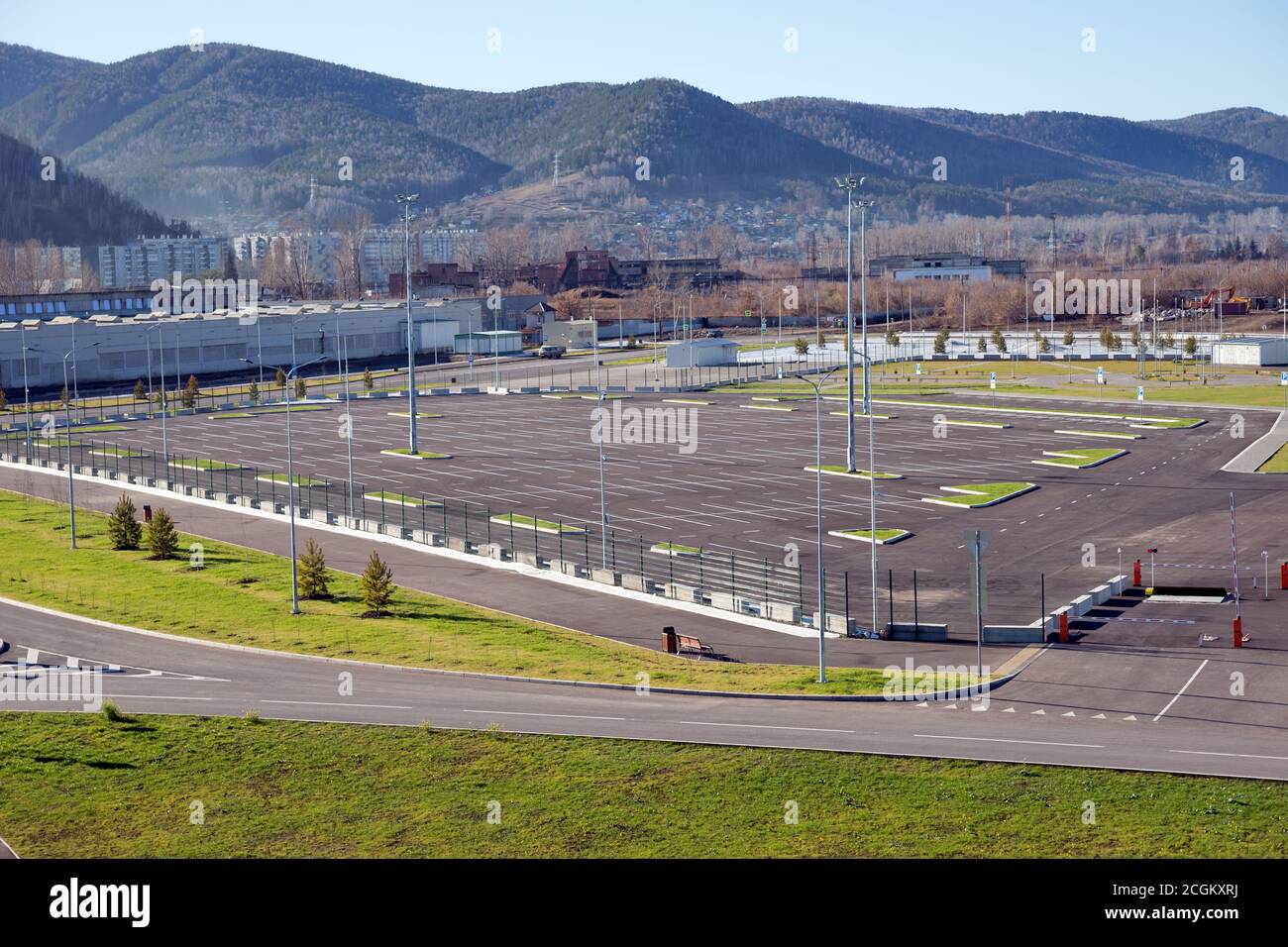 Parkplatz für Fahrzeuge in der Nähe des Sportzentrums der Platinum Ice Arena in der Nachbarschaft ruhig dämmert, für die Winter Universiade 2019 gebaut. Stockfoto