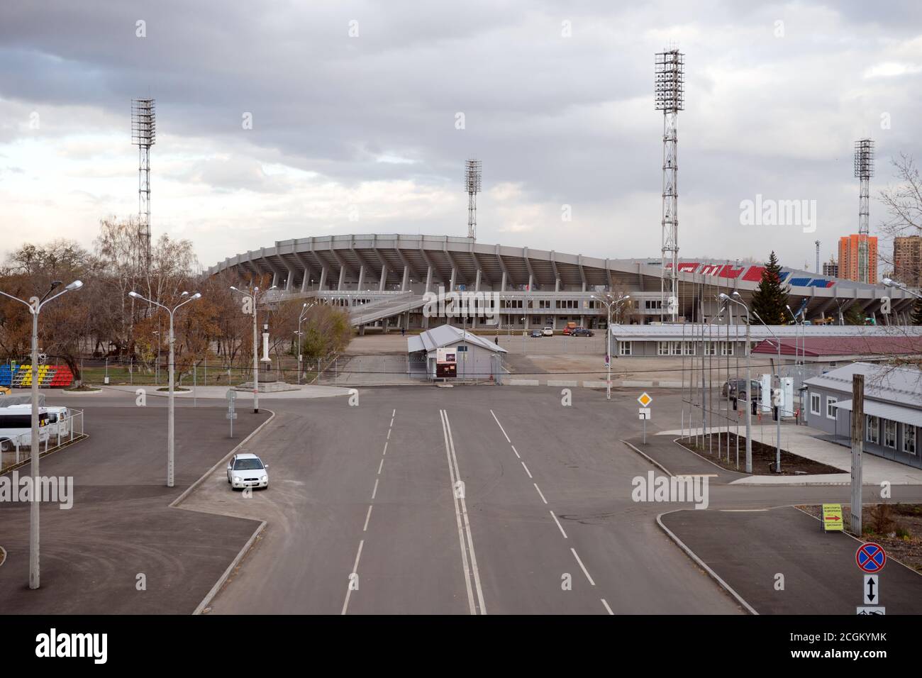 Draufsicht auf das Stadion Jenissei, Austragungsort der Winter Universiade 2019, auf der Insel der Erholung in Krasnojarsk. Stockfoto