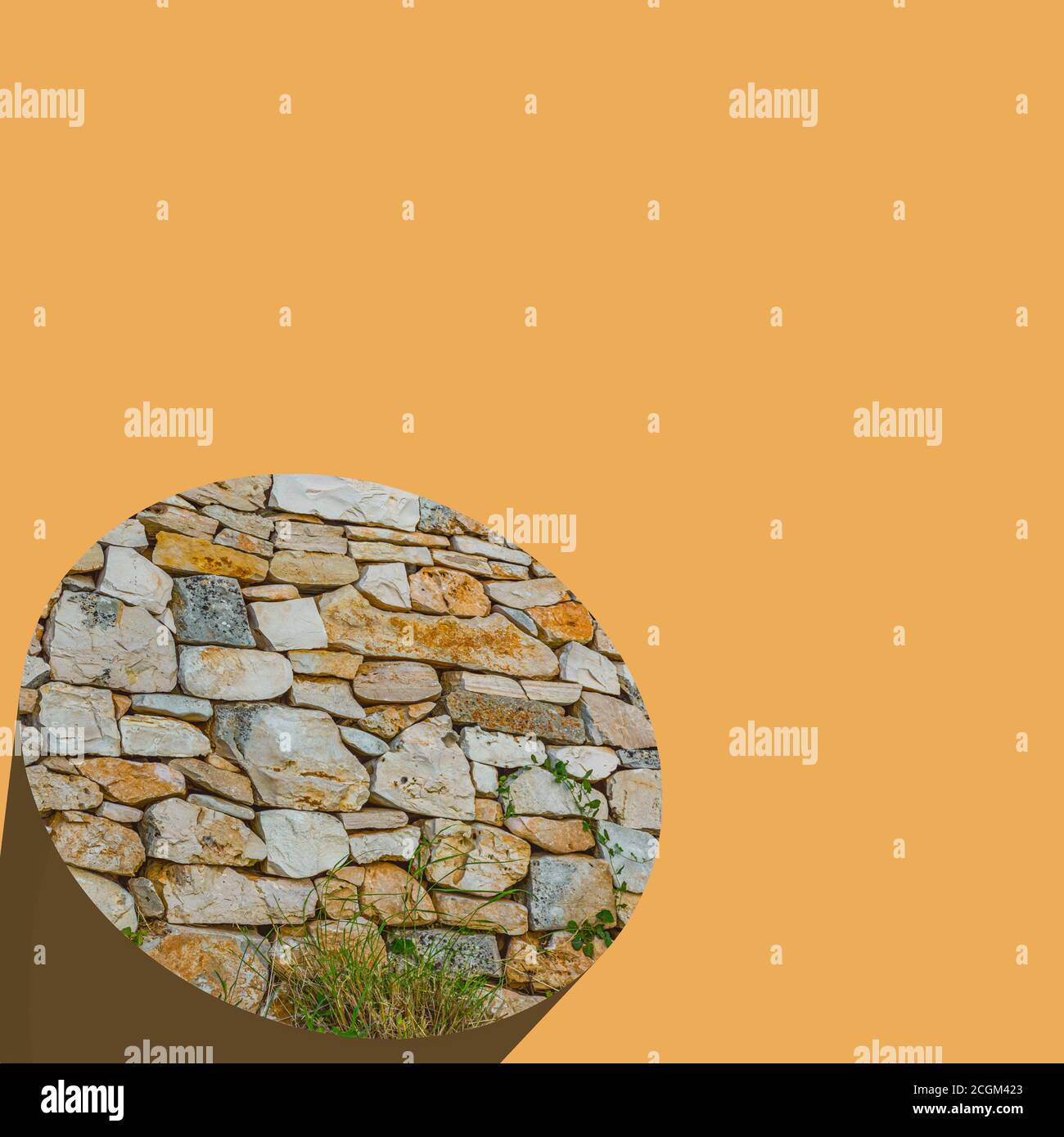 Teil einer 3D-Wand auf einem orangefarbenen Hintergrund Stockfoto