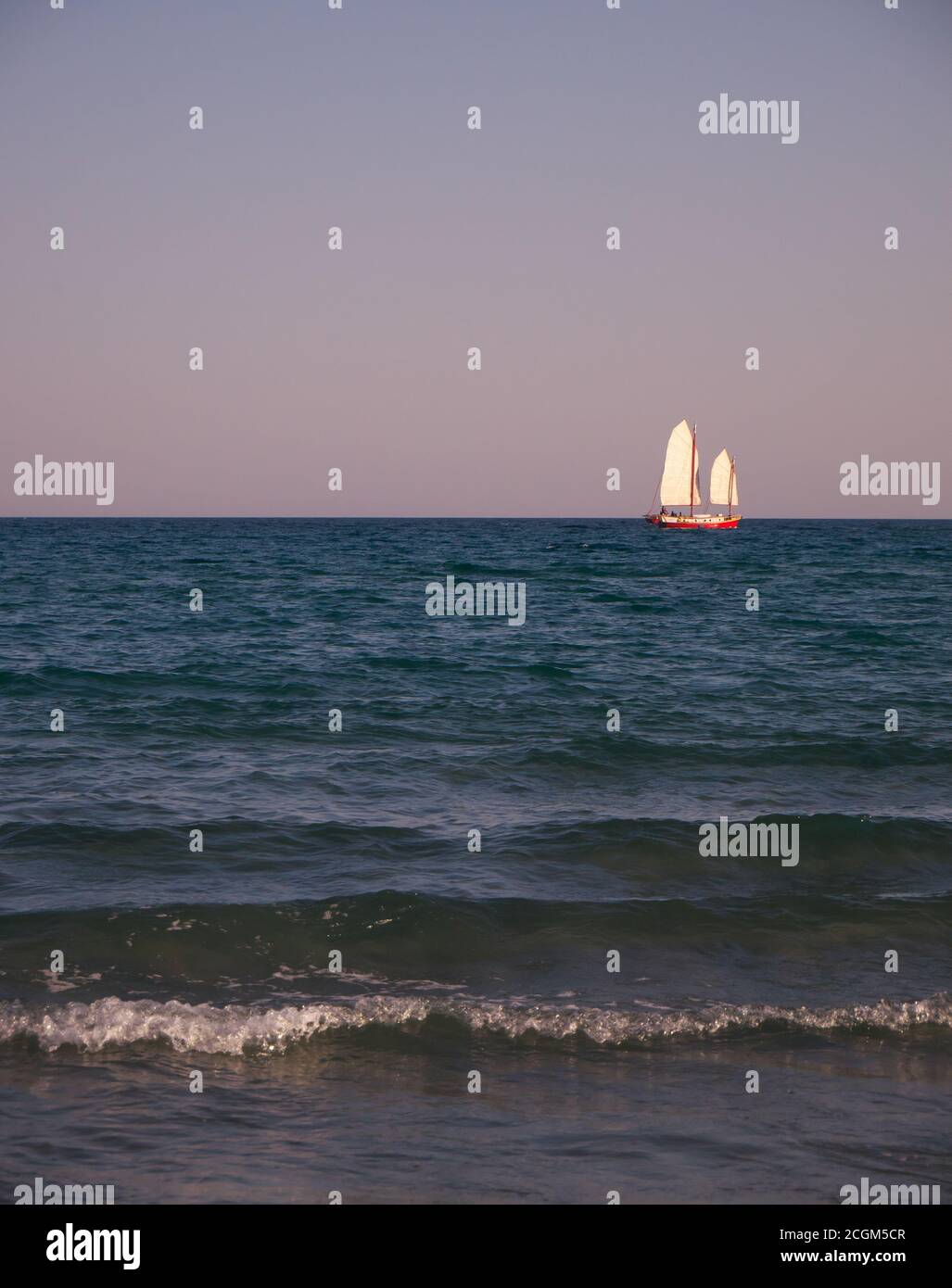 Foto eines Segelbootes, das vor dem Meer segelt Stockfoto