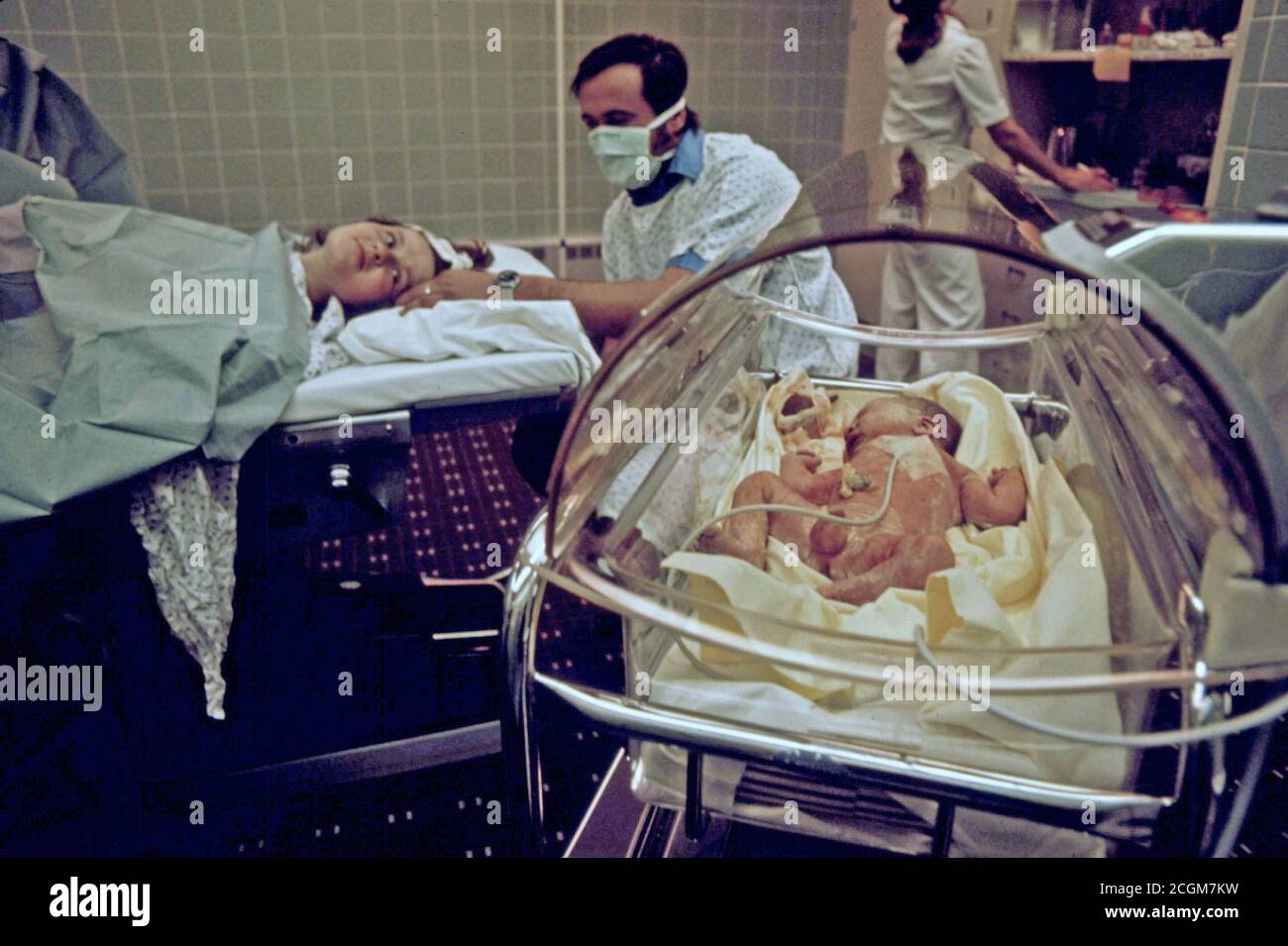 Frau, die gerade gegeben hat Geburt im Krankenhaus und Ihr Baby kann. 1975 Stockfoto