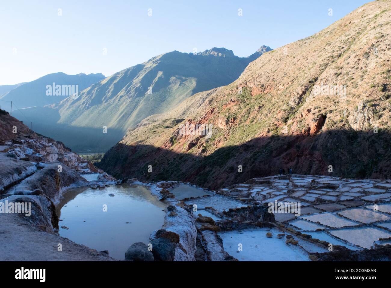 Ein faszinierender Blick auf die Salzterrassen in Maras, Peru berühmt. Diese Salzteiche in Südamerika wurden von AD200 bis AD900 von der Chanapata-Kultur erbaut Stockfoto