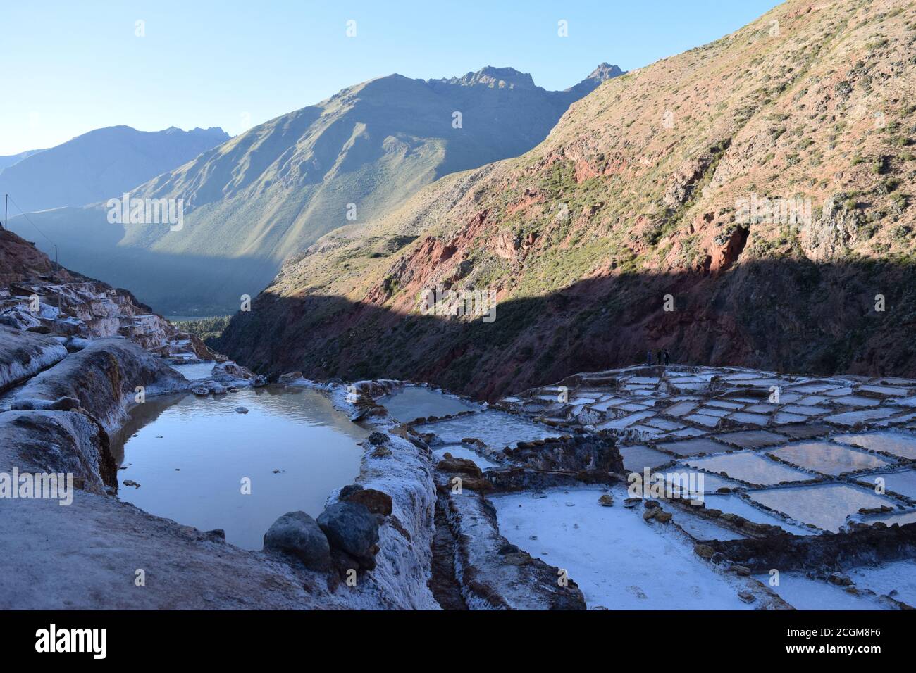 Ein faszinierender Blick auf die Salzterrassen in Maras, Peru berühmt. Diese Salzteiche in Südamerika wurden von AD200 bis AD900 von der Chanapata-Kultur erbaut Stockfoto