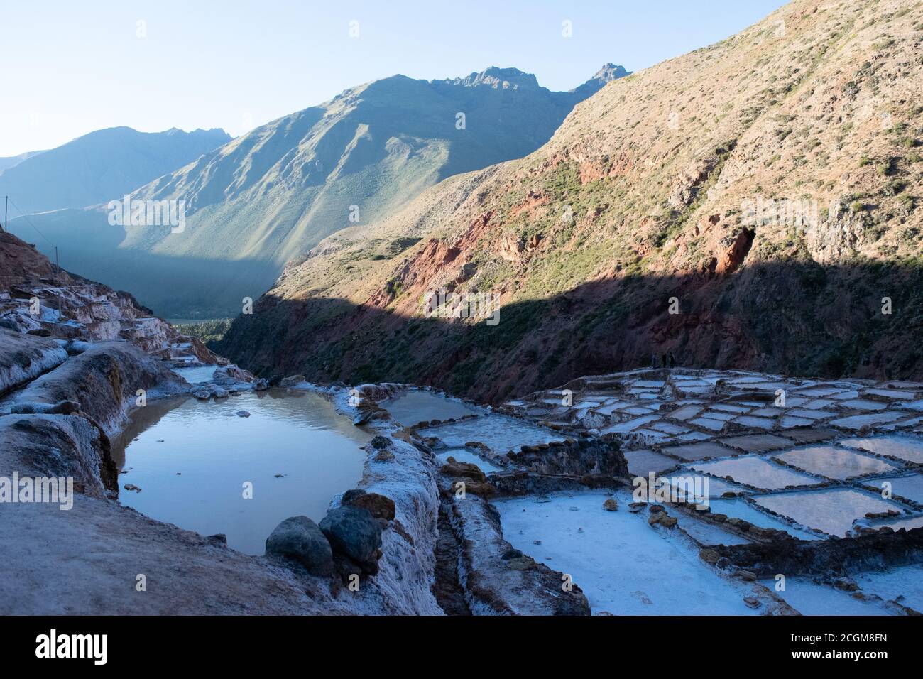 Ein faszinierender Blick auf die Salzterrassen in Maras, Peru berühmt. Diese Salzteiche in Südamerika wurden von AD200 bis AD900 von der Chanapata-Kultur erbaut Stockfoto