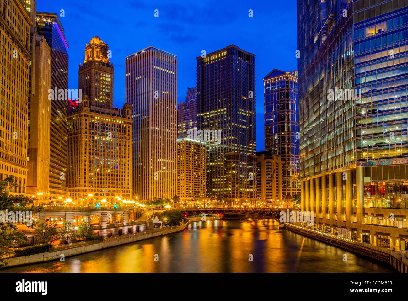 Blick auf Chicago Wolkenkratzer entlang des Riverwalks in der Abenddämmerung Stockfoto