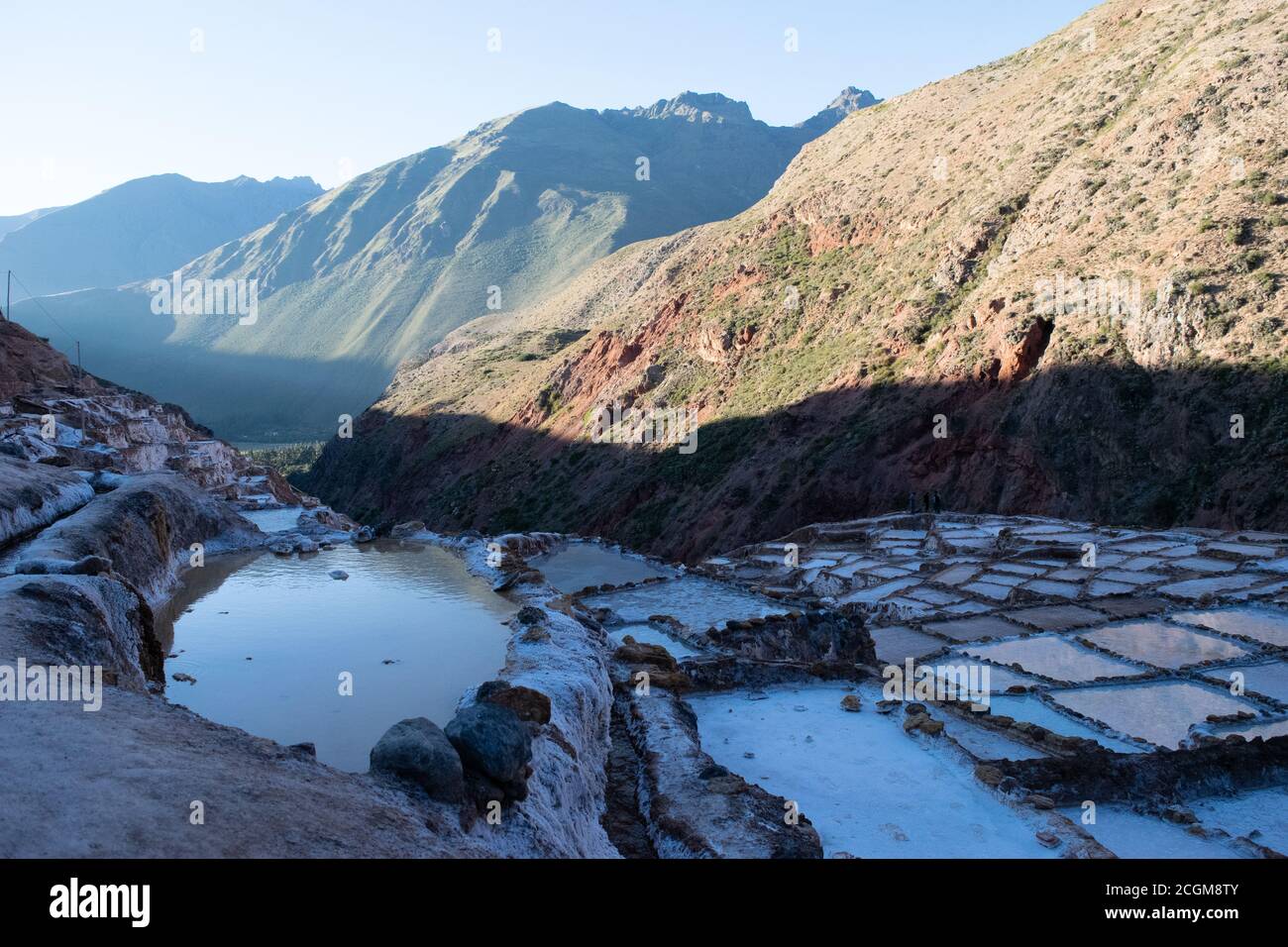 Ein faszinierender Blick auf die Salzterrassen in Maras, Peru berühmt. Diese Salzteiche in Südamerika wurden von AD200 bis AD900 von der Chanapata-Kultur erbaut Stockfoto