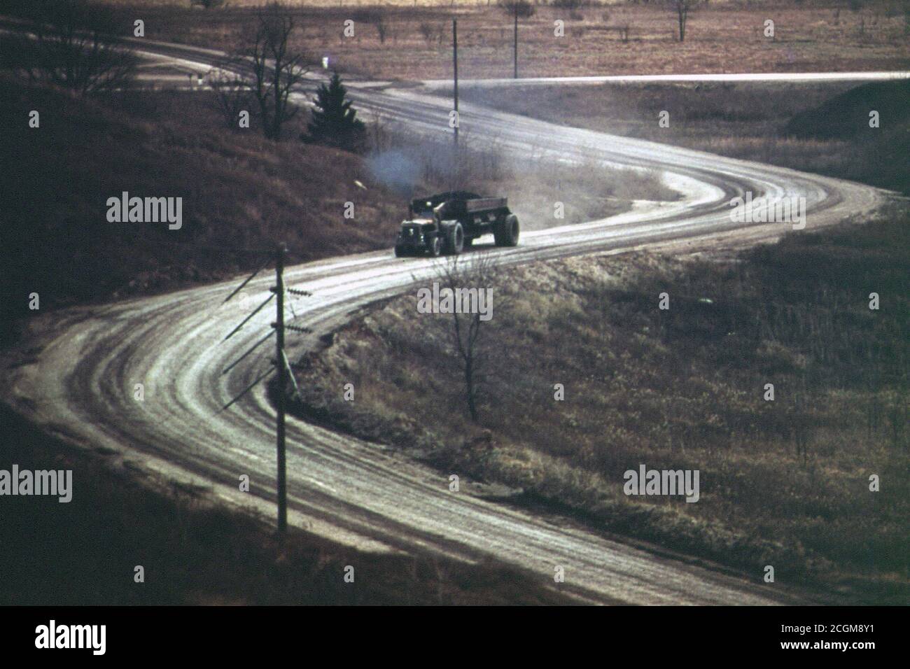 Ein großer Kohle Fahrzeug mit Reifen, die acht Meter hohe Kräfte auf dem Weg zu einer Hanna Coal Company Processing Area an der Route 100, in der Nähe von Morristown, Ohio, und Steubenville. 10/1973 Stockfoto