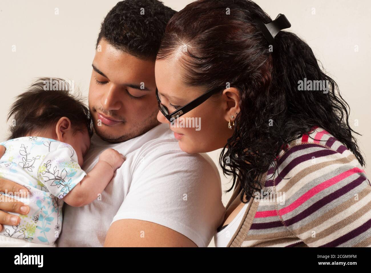 Neugeborenes Baby Mädchen einen Monat alt mit jungen Eltern Stockfoto