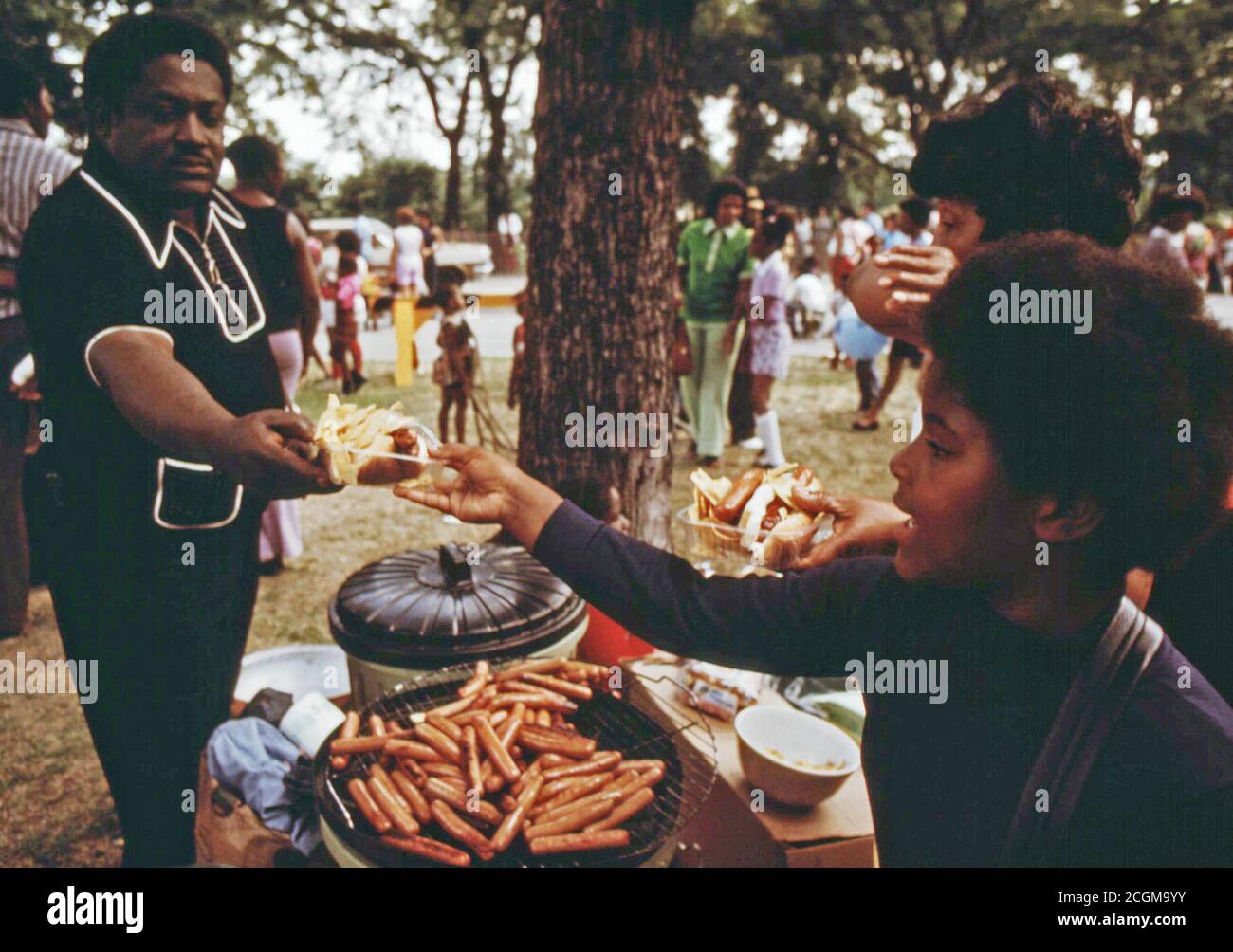 Washington Park Chicago der Südseite, wo viele schwarze Familien genießen, Picknicken im Sommer 07/1973 Stockfoto