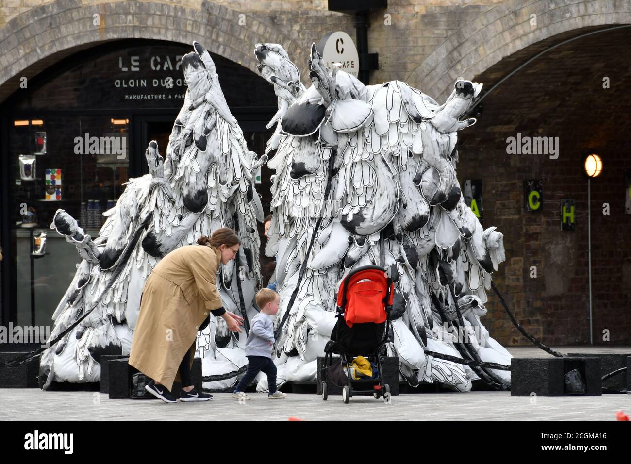 London, Großbritannien - 11. September 2020 Unity von Marlne Huissoud, eine großformatige Installation vor dem Hintergrund von Coal Drops Yard in King's Cross, Teil des London Design Festivals, das vom 12. Bis 20. September zur 18. Ausgabe in die Hauptstadt zurückkehrt, Die kreative Brillanz Londons im Rampenlicht. Quelle: Nils Jorgensen/Alamy Live News Stockfoto