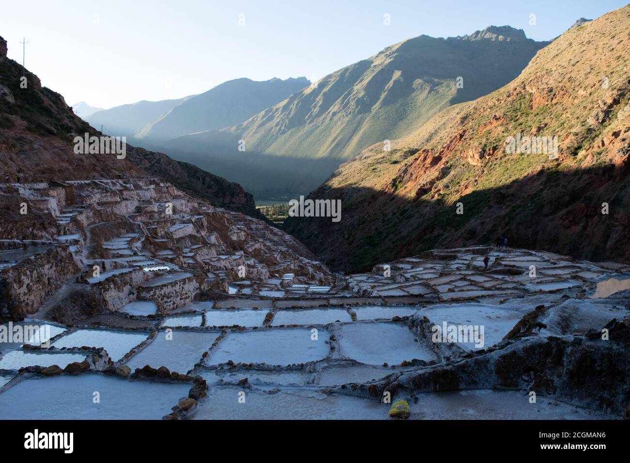 Ein faszinierender Blick auf die Salzterrassen in Maras, Peru berühmt. Diese Salzteiche in Südamerika wurden von AD200 bis AD900 von der Chanapata-Kultur erbaut Stockfoto