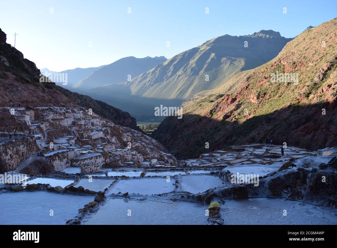 Ein faszinierender Blick auf die Salzterrassen in Maras, Peru berühmt. Diese Salzteiche in Südamerika wurden von AD200 bis AD900 von der Chanapata-Kultur erbaut Stockfoto
