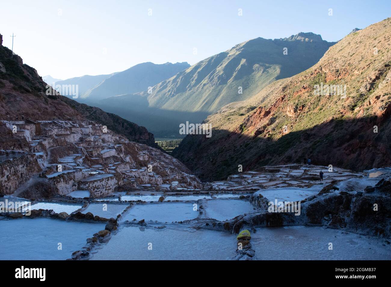 Ein faszinierender Blick auf die Salzterrassen in Maras, Peru berühmt. Diese Salzteiche in Südamerika wurden von AD200 bis AD900 von der Chanapata-Kultur erbaut Stockfoto