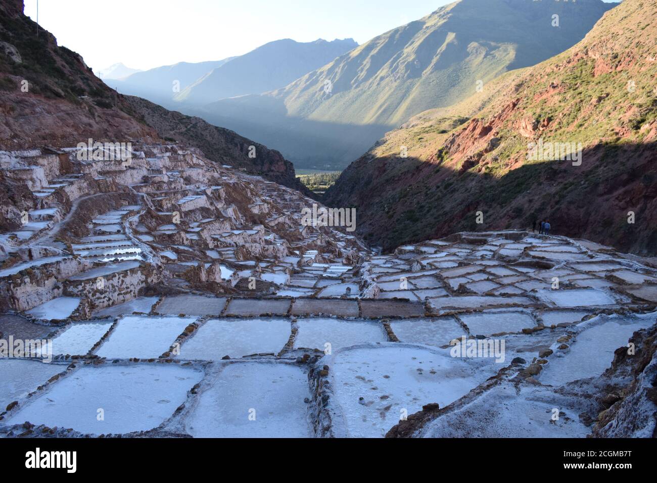 Ein faszinierender Blick auf die Salzterrassen in Maras, Peru berühmt. Diese Salzteiche in Südamerika wurden von AD200 bis AD900 von der Chanapata-Kultur erbaut Stockfoto