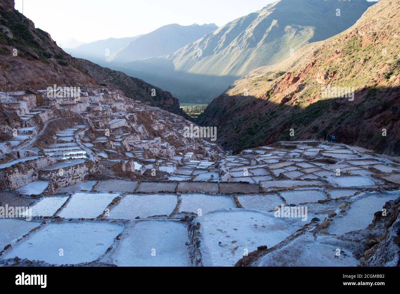 Ein faszinierender Blick auf die Salzterrassen in Maras, Peru berühmt. Diese Salzteiche in Südamerika wurden von AD200 bis AD900 von der Chanapata-Kultur erbaut Stockfoto