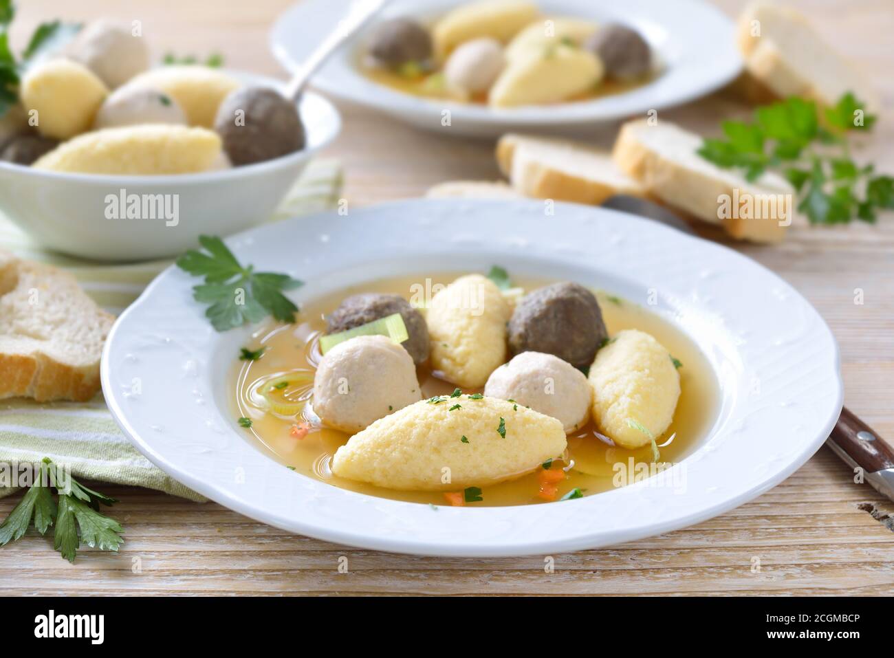 Köstliche Hochzeitssuppe bestehend aus einer starken Fleischbrühe mit Verschiedene kleine Knödel Stockfoto