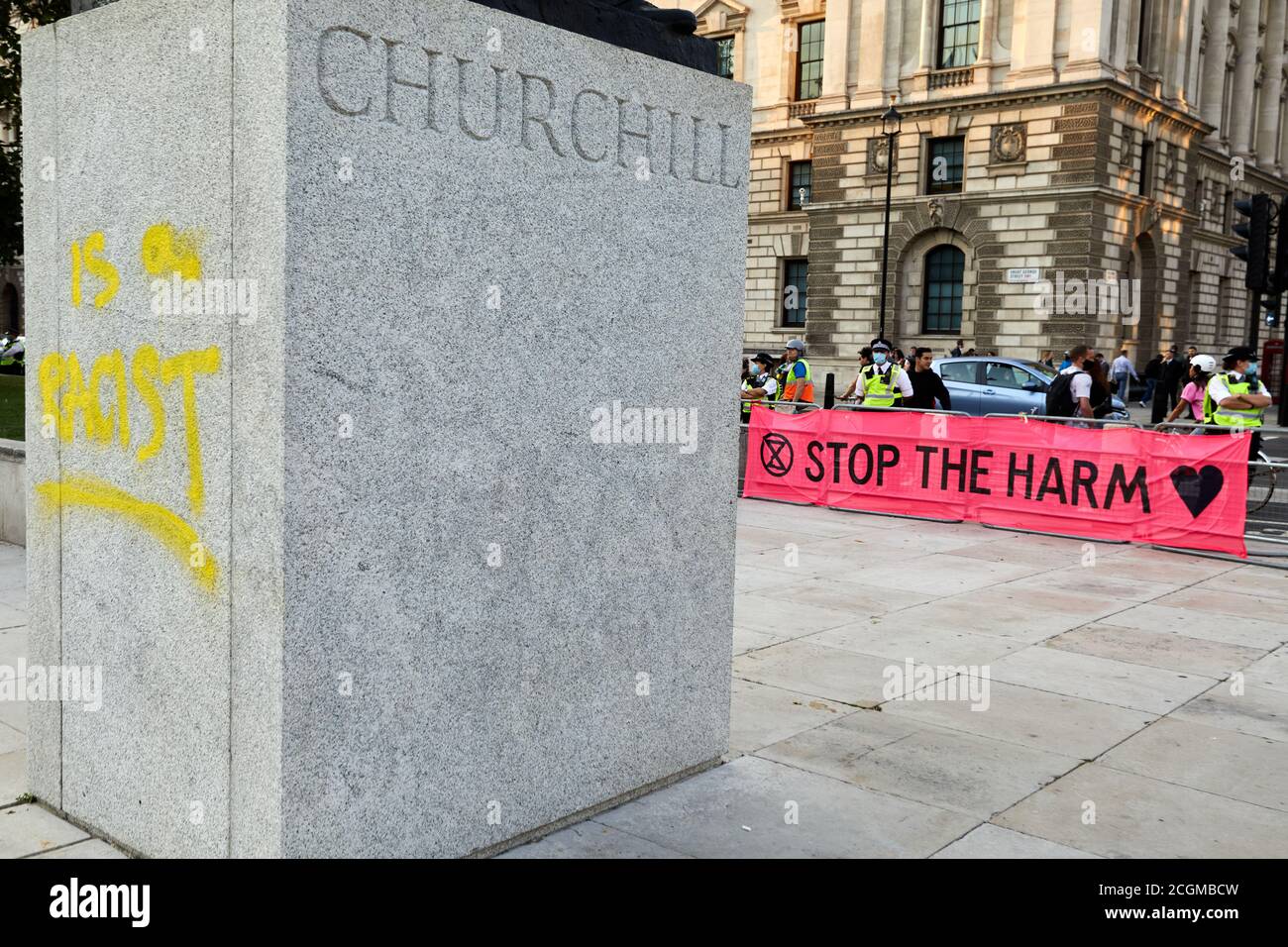 London, Großbritannien. - 10. September 2020: Der Sockel der Statue von Winston Churchill, verunreinigt während eines Aussterbens Rebellion Protest auf dem Parliament Square. Stockfoto