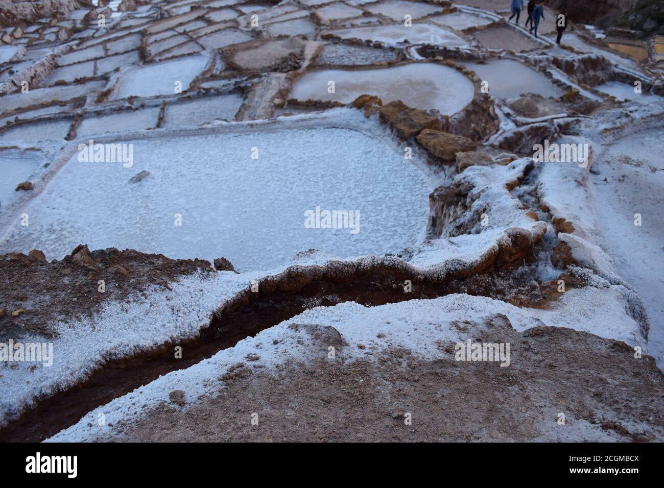 Ein faszinierender Blick auf die Salzterrassen in Maras, Peru berühmt. Diese Salzteiche in Südamerika wurden von AD200 bis AD900 von der Chanapata-Kultur erbaut Stockfoto