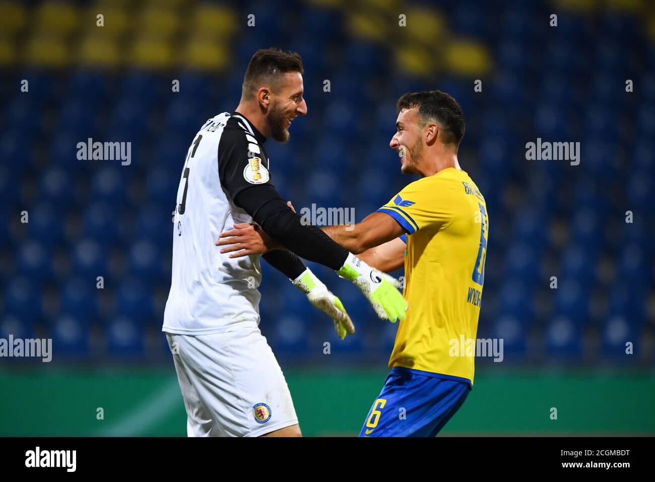 Braunschweig, Deutschland. 11. Sep, 2020. Letzte Jubel: Goalwart Jasmin Fejzic (Braunschweig, l.) und Dominik Wydra (Braunschweig, r.). GES/Fußball/DFB-Pokal: 1. Runde: Eintracht Braunschweig (Braunschweig) - Hertha BSC Berlin, 09/11/2020 Fußball/Fußball: DFB-Pokal: 1. Runde: BTSV Eintracht Braunschweig (Braunschweig) vs Hertha BSC Berlin, Braunschweig, 11. September 2020 zur weltweiten Nutzung Quelle: dpa/Alamy Live News Stockfoto