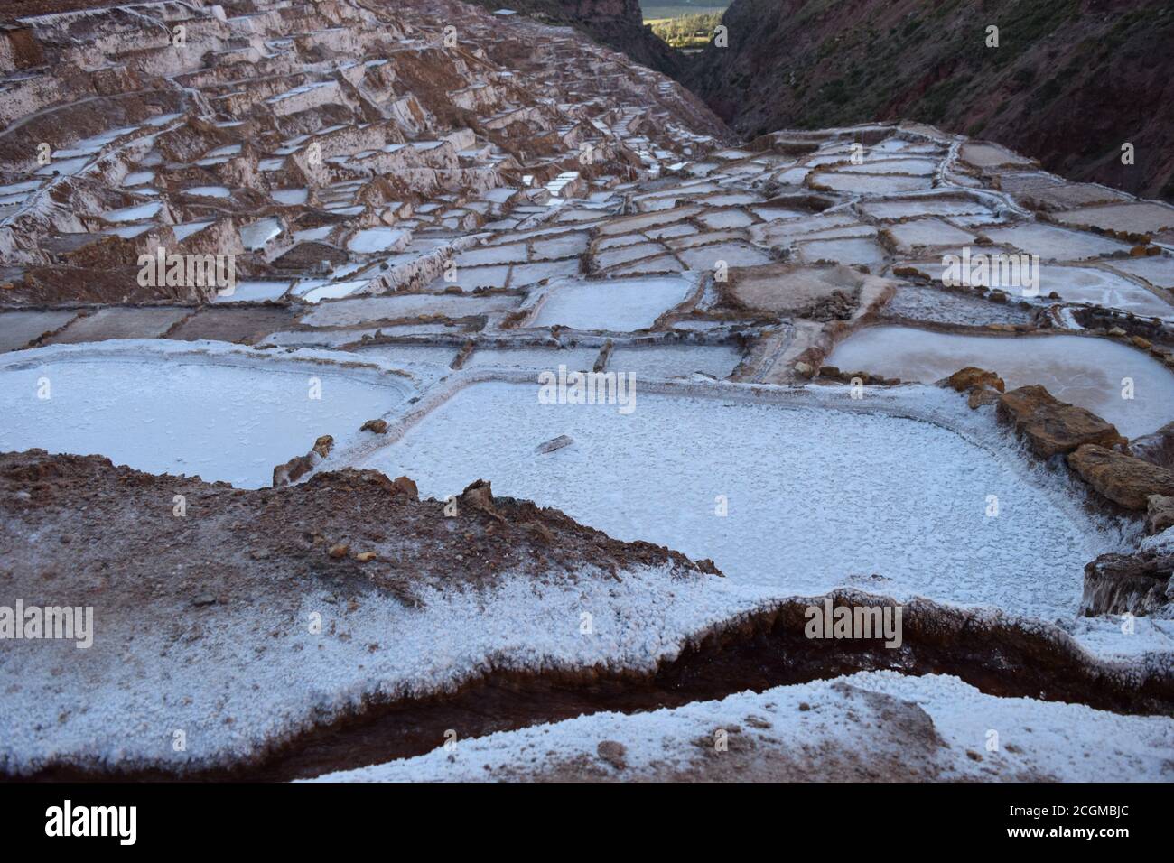 Ein faszinierender Blick auf die Salzterrassen in Maras, Peru berühmt. Diese Salzteiche in Südamerika wurden von AD200 bis AD900 von der Chanapata-Kultur erbaut Stockfoto