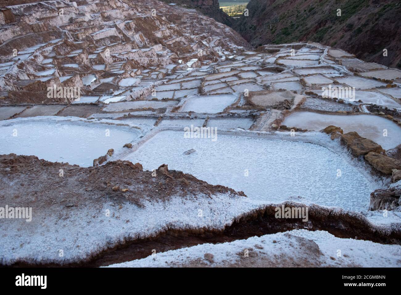 Ein faszinierender Blick auf die Salzterrassen in Maras, Peru berühmt. Diese Salzteiche in Südamerika wurden von AD200 bis AD900 von der Chanapata-Kultur erbaut Stockfoto