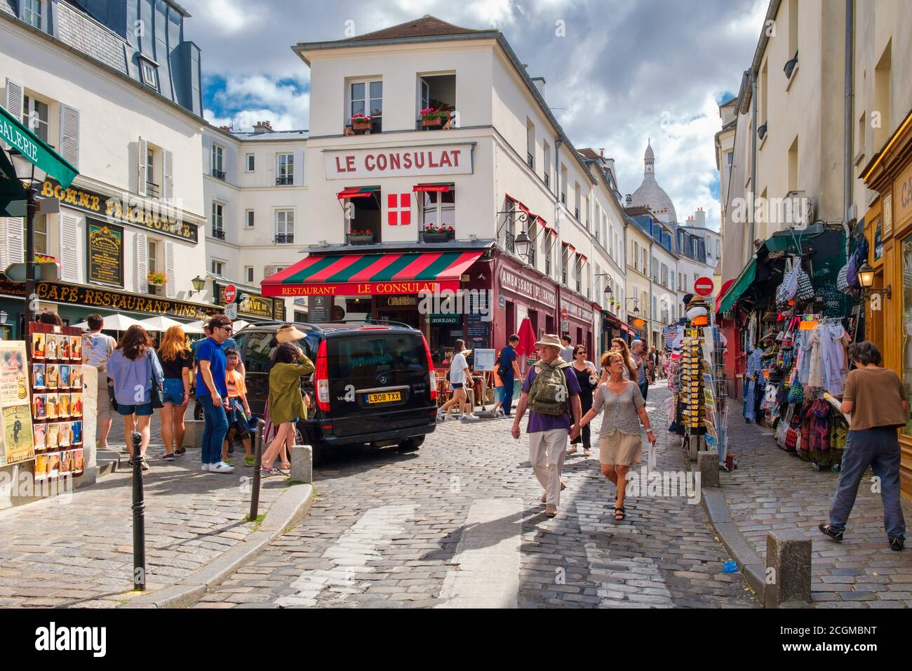 Straßenszene mit traditionellen Cafés und Kunstgalerien in Montmartre Stockfoto