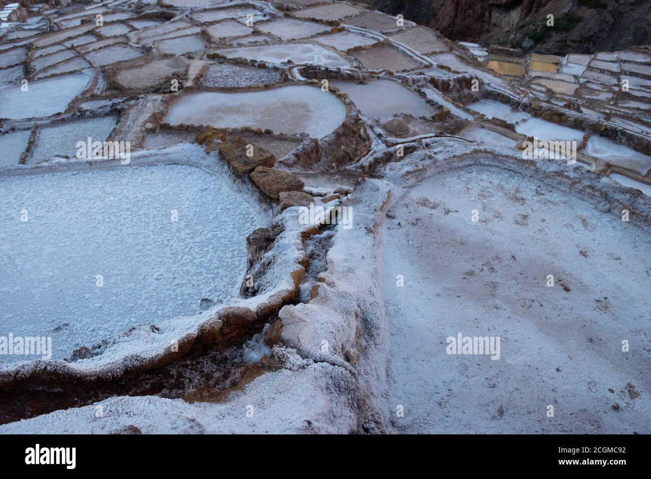 Ein faszinierender Blick auf die Salzterrassen in Maras, Peru berühmt. Diese Salzteiche in Südamerika wurden von AD200 bis AD900 von der Chanapata-Kultur erbaut Stockfoto