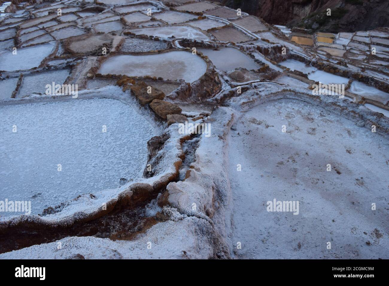 Ein faszinierender Blick auf die Salzterrassen in Maras, Peru berühmt. Diese Salzteiche in Südamerika wurden von AD200 bis AD900 von der Chanapata-Kultur erbaut Stockfoto