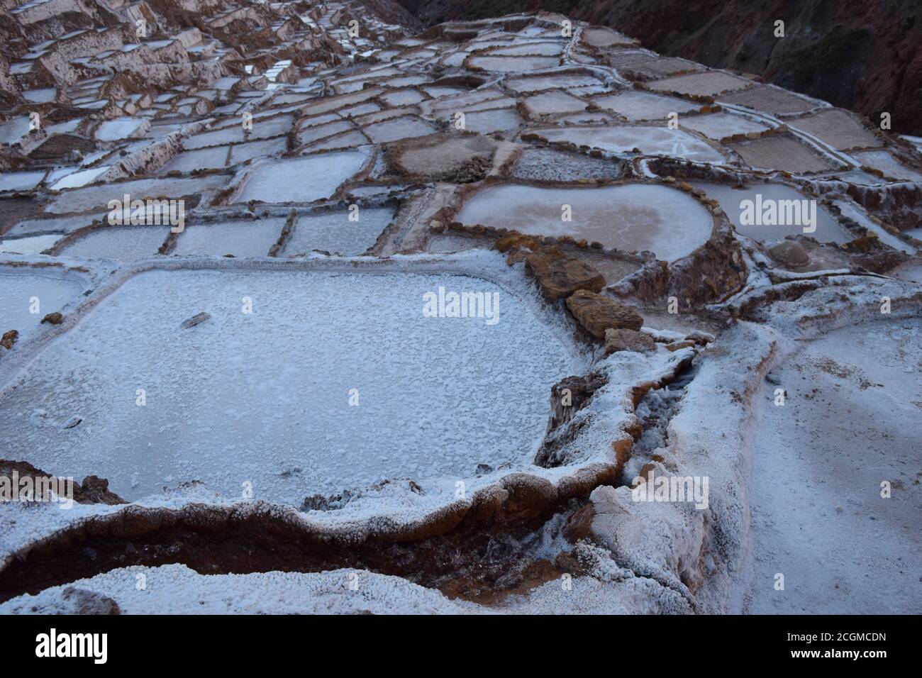 Ein faszinierender Blick auf die Salzterrassen in Maras, Peru berühmt. Diese Salzteiche in Südamerika wurden von AD200 bis AD900 von der Chanapata-Kultur erbaut Stockfoto
