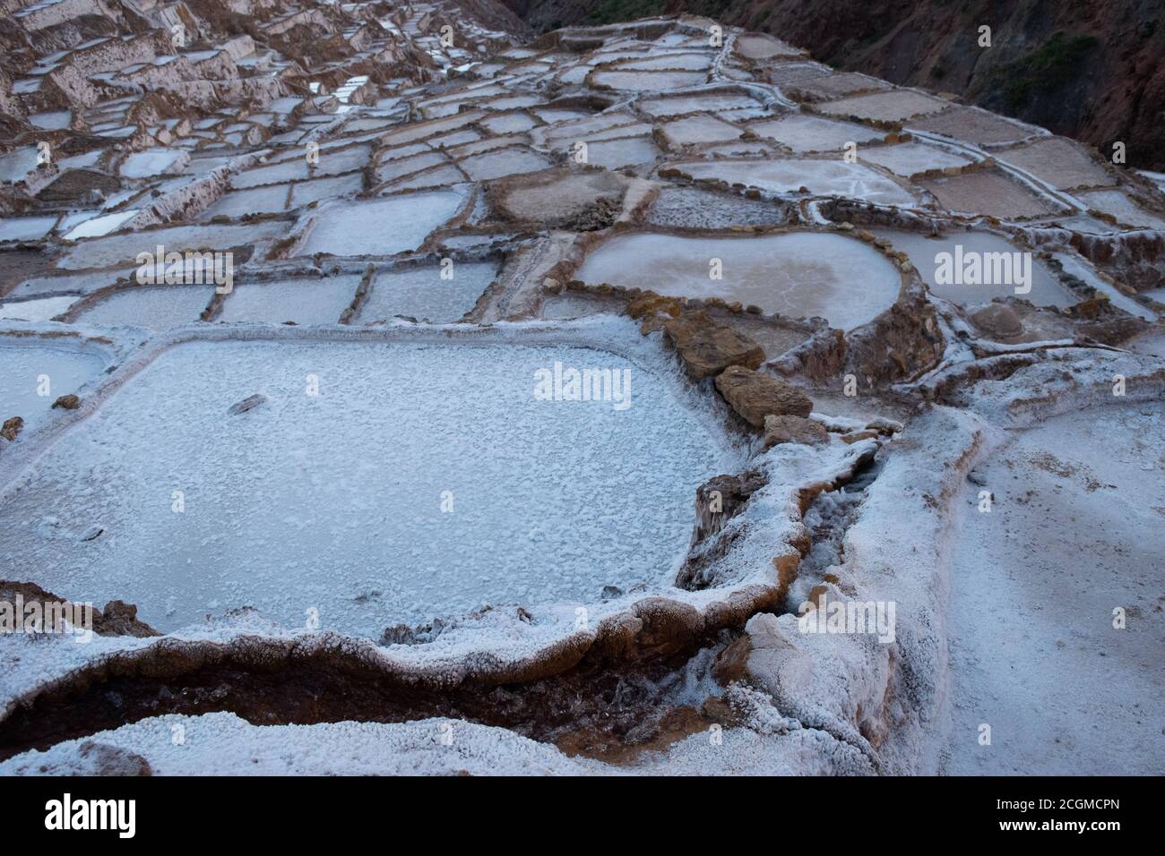 Ein faszinierender Blick auf die Salzterrassen in Maras, Peru berühmt. Diese Salzteiche in Südamerika wurden von AD200 bis AD900 von der Chanapata-Kultur erbaut Stockfoto