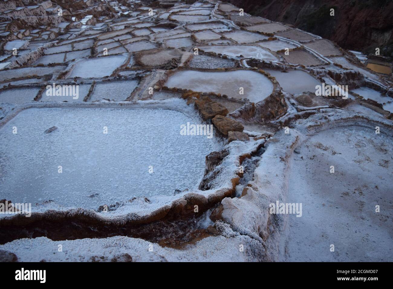 Ein faszinierender Blick auf die Salzterrassen in Maras, Peru berühmt. Diese Salzteiche in Südamerika wurden von AD200 bis AD900 von der Chanapata-Kultur erbaut Stockfoto