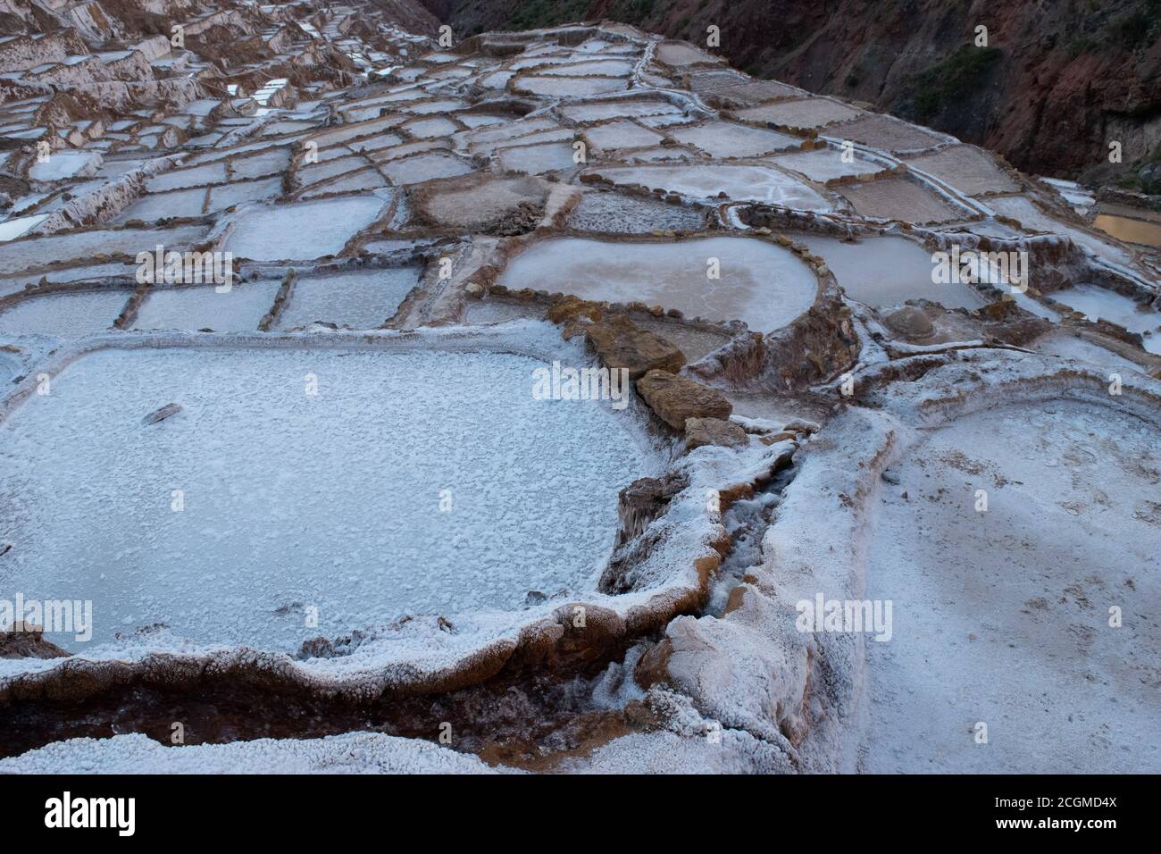 Ein faszinierender Blick auf die Salzterrassen in Maras, Peru berühmt. Diese Salzteiche in Südamerika wurden von AD200 bis AD900 von der Chanapata-Kultur erbaut Stockfoto