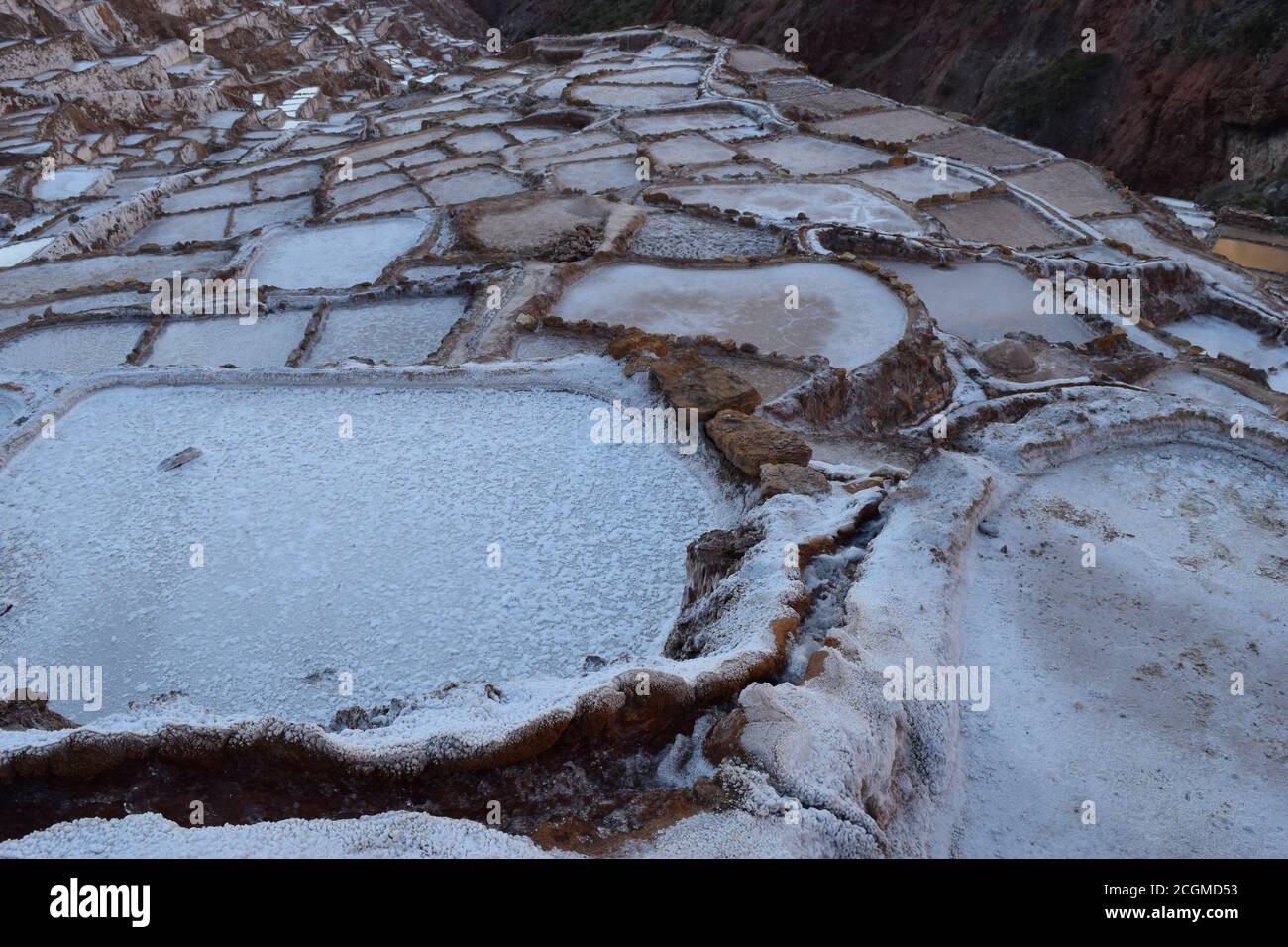 Ein faszinierender Blick auf die Salzterrassen in Maras, Peru berühmt. Diese Salzteiche in Südamerika wurden von AD200 bis AD900 von der Chanapata-Kultur erbaut Stockfoto