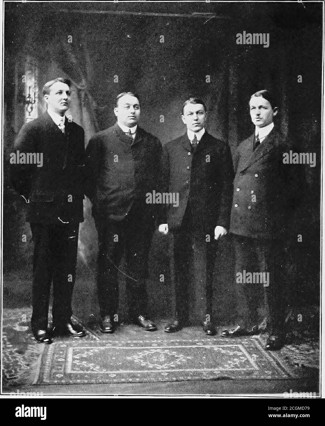 . Geschichte von Northfield, New Hampshire 1780-1905. In zwei Teilen mit vielen biographischen Skizzen und Porträts auch Bilder von öffentlichen Gebäuden und privaten Residenzen. DEftRBORN-BRÜDER. THOMAS BENTON, 1 D. JESSE J0D80N, M. D. HENRY HALE, M. D. EDMUND GERRISH, M. D. PROFESSIONELLE MÄNNER UND FRAUEN. 159 und verfolgte sie mit unermüdlicher Hingabe und erhabenem Erfolg, bis sie durch Krankheit unerreichbar war. Sein Tod ereignete sich am 10. Juni 1879. Zu professionalskill Vereinigte er die edlen Qualitäten einer wahren Männlichkeit. Diejenigen, die am besten knieten, wussten, dass er in all seinen Lebensverhältnissen ehrenhaft, rechtskräftig und gewissenhaft war. H Stockfoto