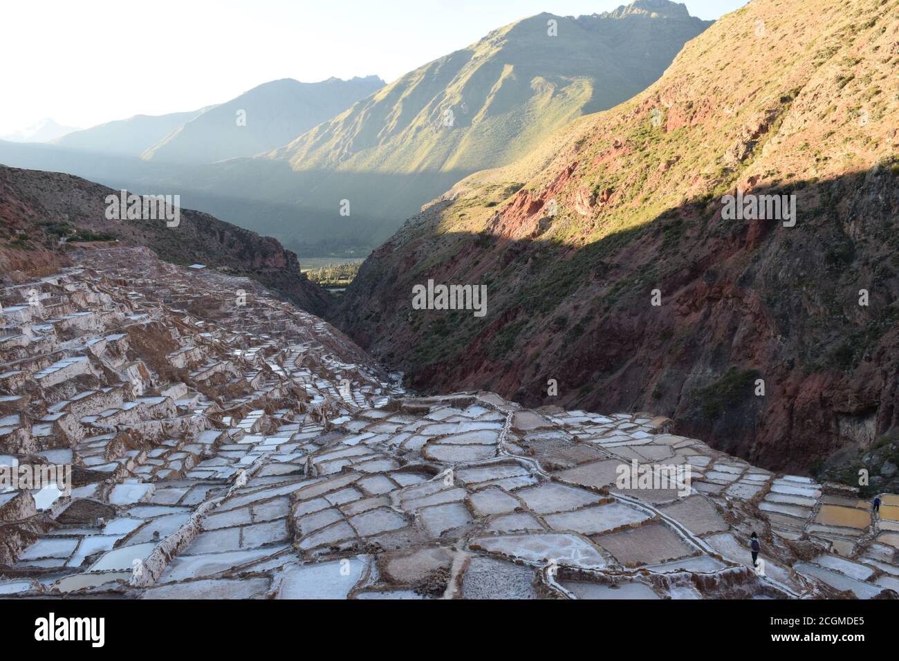 Ein faszinierender Blick auf die Salzterrassen in Maras, Peru berühmt. Diese Salzteiche in Südamerika wurden von AD200 bis AD900 von der Chanapata-Kultur erbaut Stockfoto