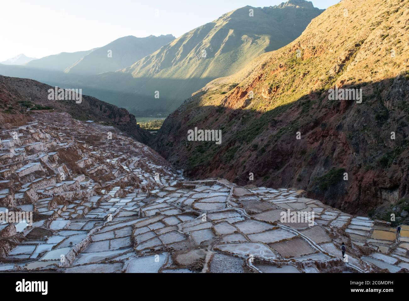 Ein faszinierender Blick auf die Salzterrassen in Maras, Peru berühmt. Diese Salzteiche in Südamerika wurden von AD200 bis AD900 von der Chanapata-Kultur erbaut Stockfoto