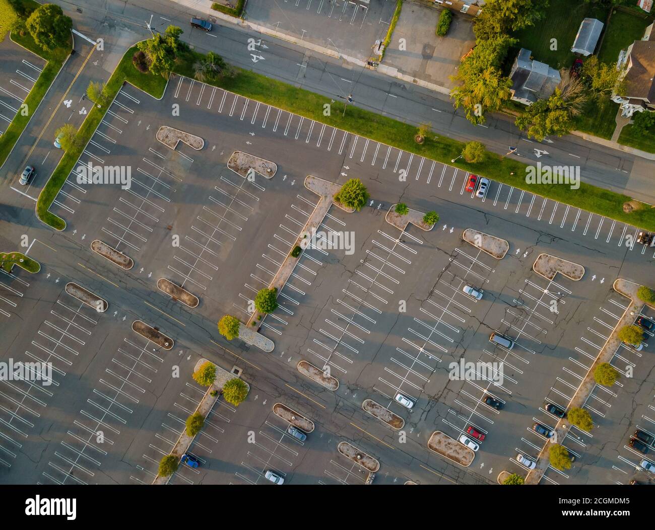 Obere Luftaufnahme des Autos auf dem Parkplatz In der Nähe des Einkaufszentrums in den USA Stockfoto