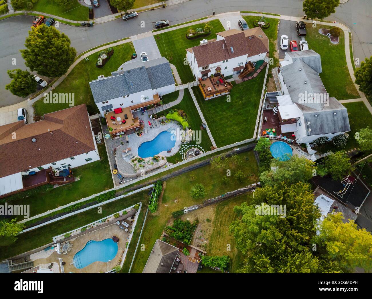 Blick von der Höhe einer amerikanischen Kleinstadt Dächer in NJ USA Stockfoto