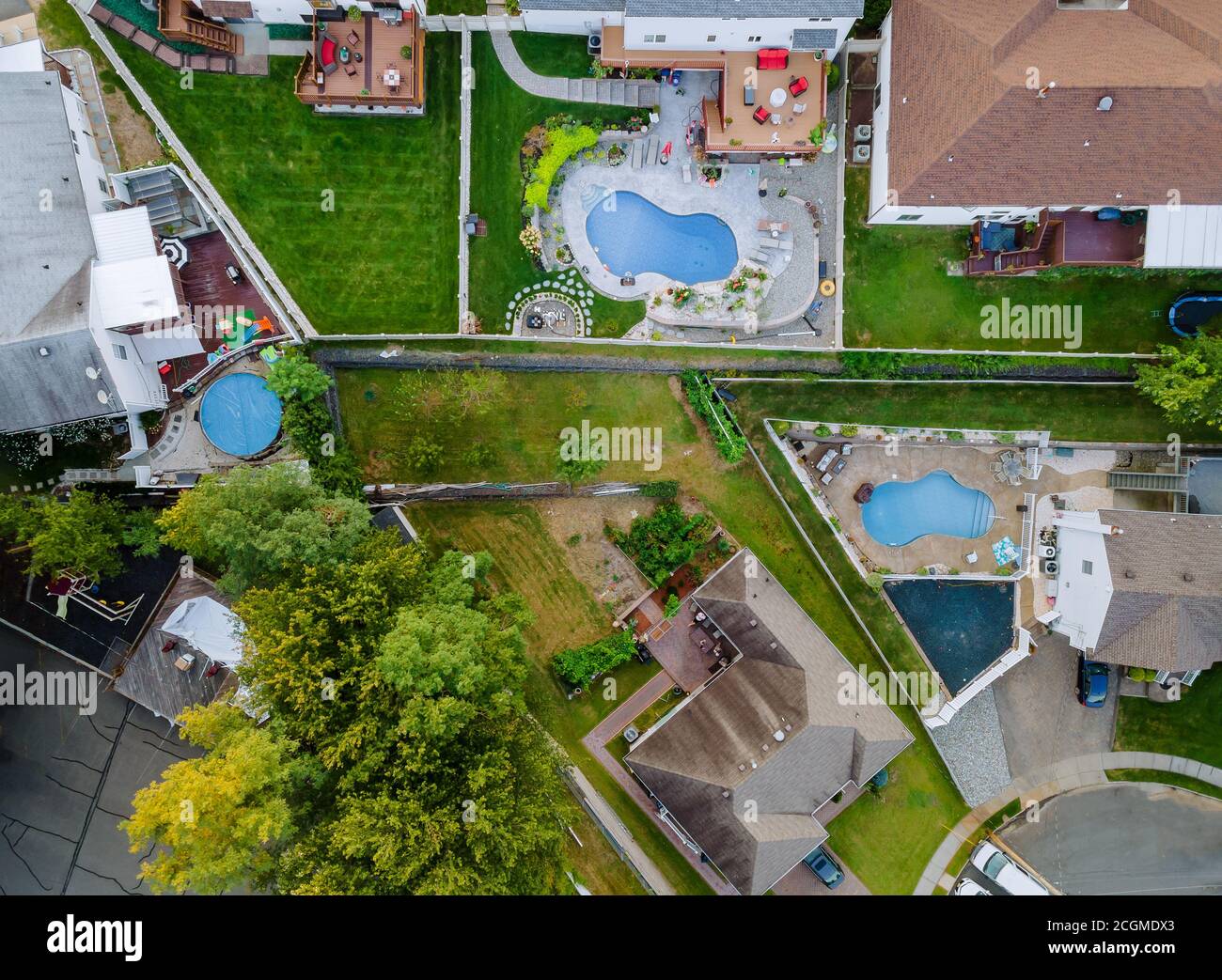 Blick aus der Höhe auf eine kleine Stadt im Dach Häuser in den USA Stockfoto