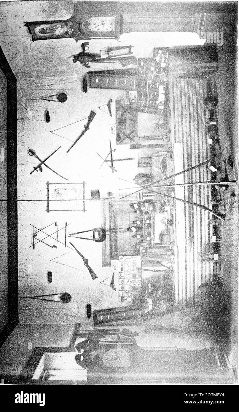 . Die Geschichte des 21. Regiments, Connecticut Volunteer Infantry, während des Bürgerkrieges, 1861-1865 [elektronische Ressource] . iskbusiness in der Aufnahme Deserteure. Der 1. März wurde von einem Pferderennen auf der Straße des Neuen Marktes zwischen einigen Korps und Divisionsmitarbeitern gefeiert, und am Abend erhielt unser Brigadekommandeur eine private Warnung, dass wir am ersten angenehmen Tag umziehen würden. Den ganzen TagDienstag, den 2. März, fiel der Regen in Strömen, und am Freitaggab es noch mehr Regen. Die Streikposten und die ermüdungsvollen Kleinigkeiten waren schlammig und verschlungen genug, und eine Whiskeyration tröstete sie kaum Stockfoto