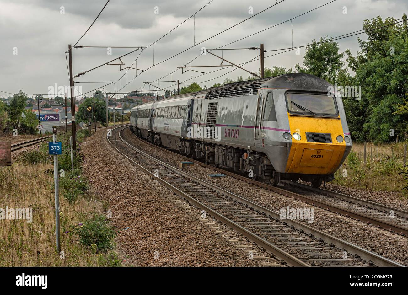 Die elektrische Lokomotive der Baureihe 91 fährt in die Grantham Station an der Hauptlinie der Ostküste. Stockfoto