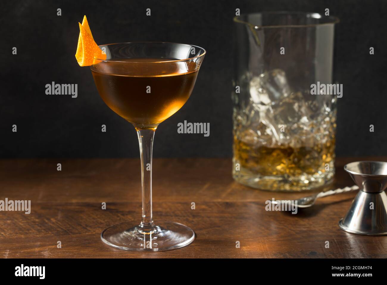 Erfrischender Bambus Cocktail mit Wermut Sherry und Orange Stockfoto