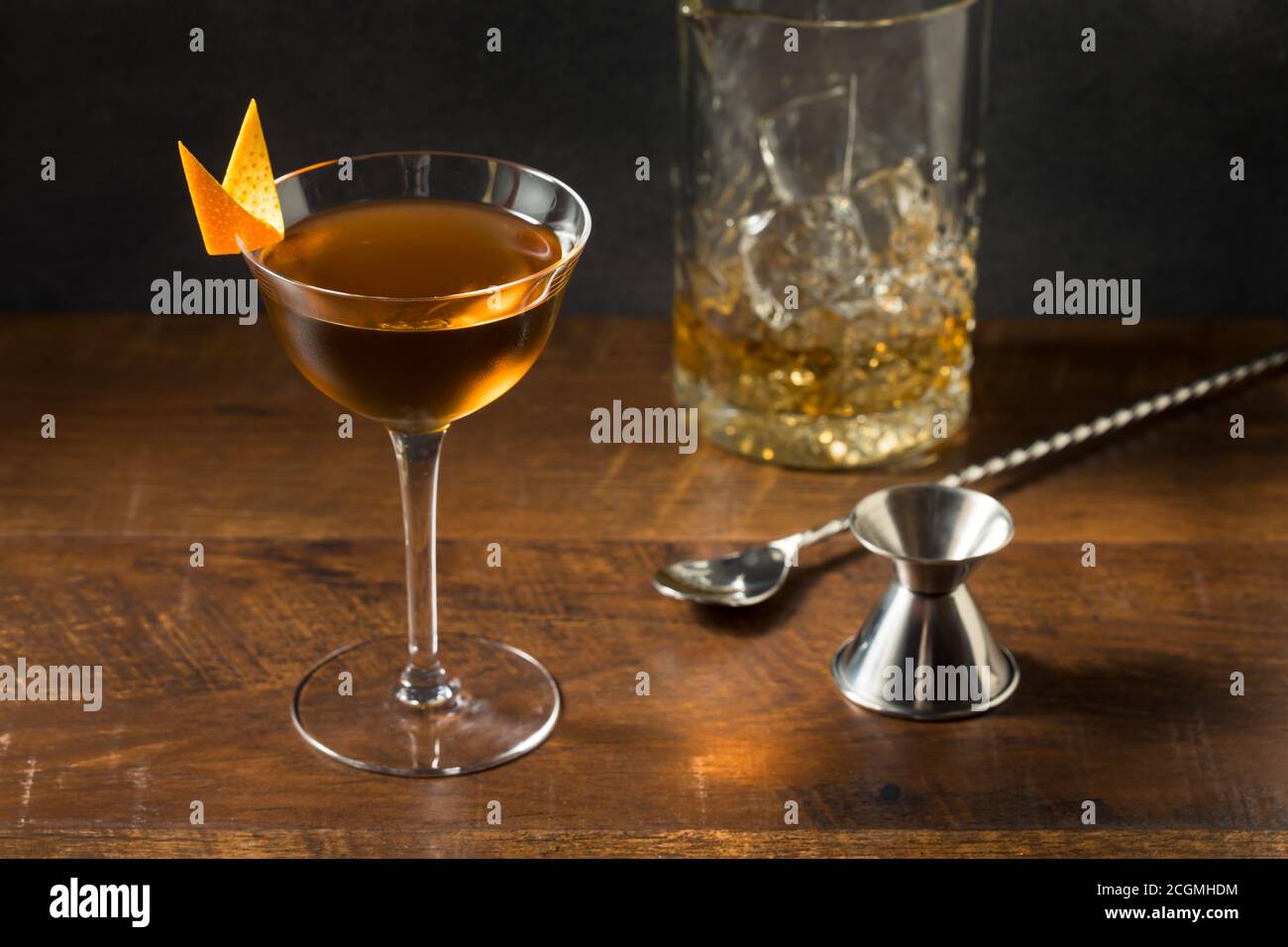 Erfrischender Bambus Cocktail mit Wermut Sherry und Orange Stockfoto