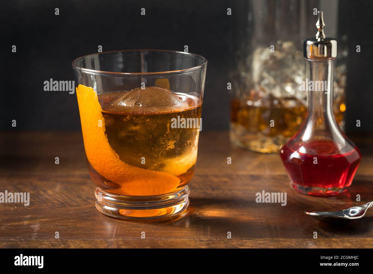 Erfrischender Rye Whiskey Vieux Carre Cocktail mit Orange und Wermut Stockfoto