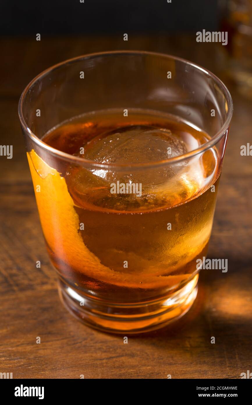 Erfrischender Rye Whiskey Vieux Carre Cocktail mit Orange und Wermut Stockfoto