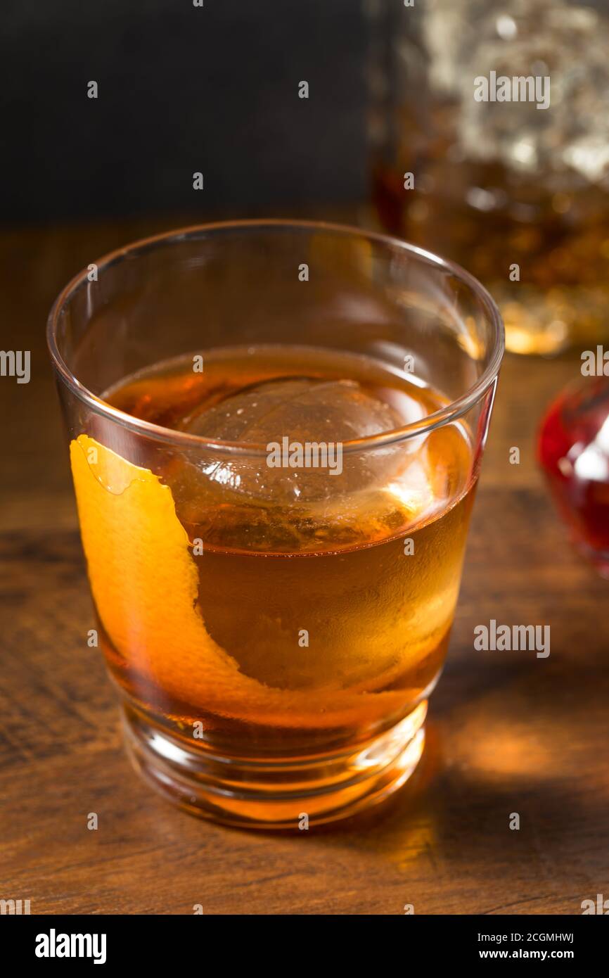 Erfrischender Rye Whiskey Vieux Carre Cocktail mit Orange und Wermut Stockfoto